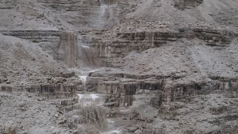 Luftflug-über-Mächtigen-Schlammigen-Wasserfall-Nach-Einer-Überschwemmung-In-Der-Jüdischen-Wüste-Israels