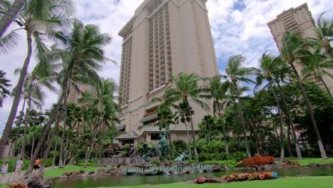 Luxury-building-with-palm-trees-around-in-Honolulu-in-Hawaii