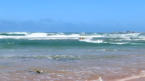 Trans-Agulhas-Race:-Team-R2R-departing-into-Brenton-on-Sea-waves