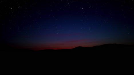 Sonnenaufgang-Mit-Sternenhimmel-über-Den-Hügeln