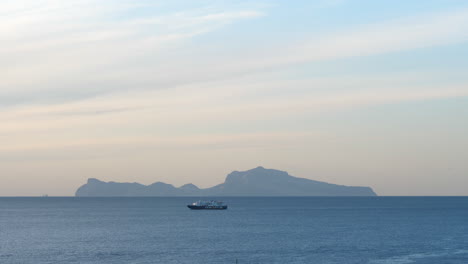 Isla-Capri-En-El-Horizonte,-Barco-Navegando-Lentamente-En-El-Golfo-De-Nápoles