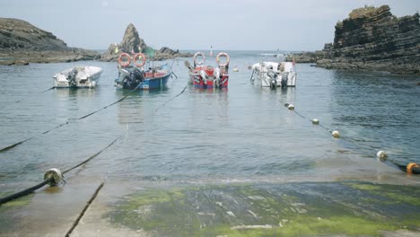 Fischerboote-Schwimmen-An-Einem-Fischerdock-In-Alentejo,-Portugal