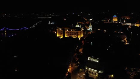 Luftaufnahme-Von-Kiew-Bei-Nacht-Mit-Straßenlaternen,-Gebäudebeleuchtung-Und-Brückenbeleuchtung