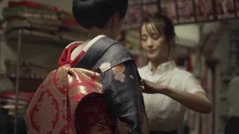 Maiko-In-Einem-Traditionellen-Kimono-In-Kyoto,-Japan