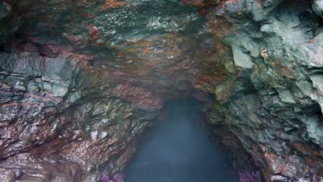HD-Hawaii-Kauai-Bootfahren-Auf-Dem-Meer,-Schwebend-In-Richtung-Einer-Meereshöhle