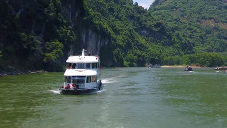 Sightseeing-Boot-Voller-Touristen,-Die-Zu-Einer-Reise-Auf-Dem-Herrlichen-Li-Fluss-Von-Guilin-Nach-Yangshuo,-China,-Aufbrechen