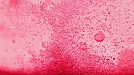 Makroaufnahme-Von-Leuchtend-Rotem-Wasser-Mit-Vielen-Glitzernden-Blasen