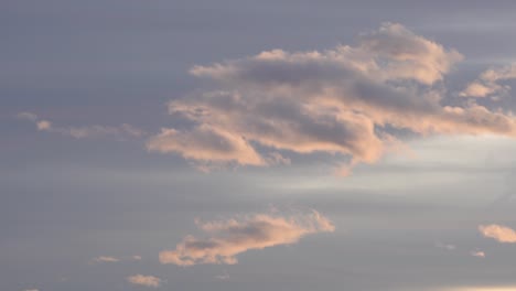 Flauschige-Orangefarbene-Wolken-Zerfurchen-Nebeneinander-Den-Grauen-Himmel-Im-Goldenen-Sonnenuntergang