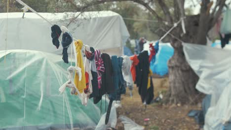Flüchtlingslagerkleidung-Hängt-An-Der-Leine-Im-Moria-Lager