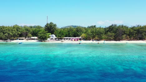 Ruhiges-Urlaubsziel,-Tropische-Insel-Mit-Ruhigem,-Exotischem-Strand,-Umspült-Vom-Kristallklaren-Wasser-Der-Blau-türkisen-Lagune,-Bali
