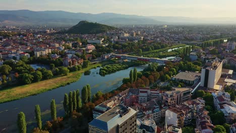Luftaufnahme-Von-Plovdiv-Im-Sommer-Mit-Dem-Fluss-Martisa,-Der-Durch-Die-Stadt-Fließt,-Und-Hügeln-Im-Hintergrund