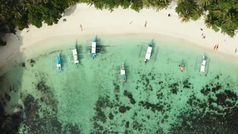 Birds-eye-drone-shot-of-small-boats-in-the-Philippines