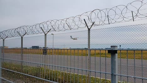 Sas-Flugzeug-Landet-Auf-Dem-Flughafen-Kopenhagen,-Grauer-Himmel,-Schwenk-Folgen