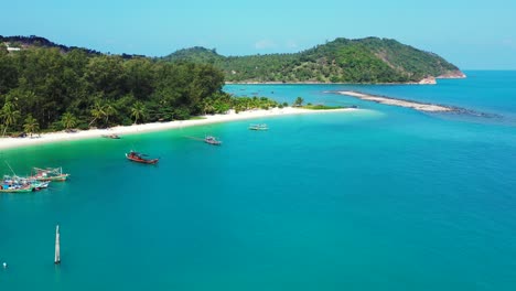 Kleine-Boote-Rund-Um-Die-Sandige-Insel-An-Der-Nordküste-Thailands