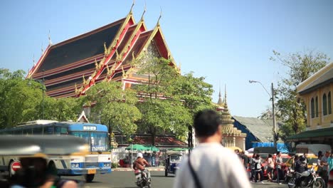 Der-Wunderschöne-Buddhistische-Tempel-Mitten-In-Der-Stadt-Bangkok,-Thailand-–-Weitwinkelaufnahme