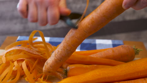 Preparación-De-La-Cocina,-Pelar-Un-Montón-De-Zanahorias