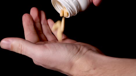 Verschreibungspflichtige-Medikamentenpillen-Werden-In-Die-Hand-Gegossen