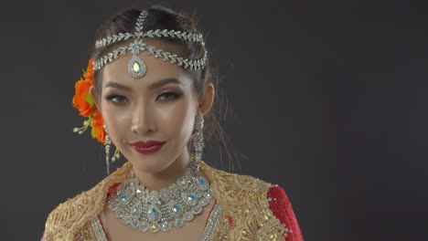 Atemberaubende-Indische-Braut-In-Traditioneller-Kleidung-Lächelt-Und-Posiert-Für-Ihr-Modisches-Hochzeitsporträt