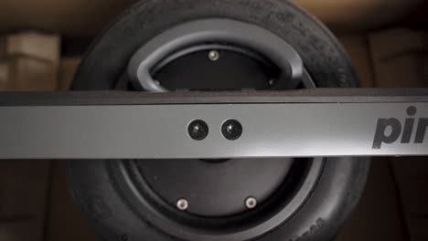 tight-push-out-zoom-One-wheel-electric-skate-board-unboxing-super-slow