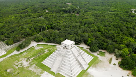 Perspectiva-Aérea-De-La-Pirámide-Chichén-Itzá,-La-Corte,-El-Observatorio,-Todos-Los-Edificios-Y-La-Jungla-Desde-Arriba