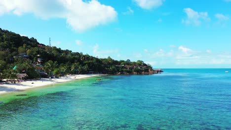 Wunderschöne-Türkisfarbene-Lagune-Zum-Schnorcheln-Und-Tauchen-Mit-Korallenriffen-Unter-Ruhigem,-Klarem-Wasser-In-Der-Nähe-Eines-Exotischen-Strandes-In-Thailand