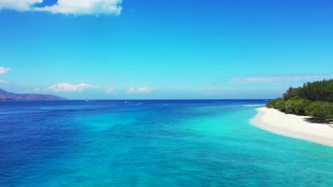 Lebendige-Farben-Einer-Wunderschönen-Meereslandschaft-Mit-Strahlend-Blauem-Himmel,-Der-Sich-Auf-Der-Meeresoberfläche-Spiegelt,-Und-Der-Azurblauen-Lagune,-Die-Den-Weißen-Sand-Exotischer-Strände,-Turks--Und-Caicosinseln-Umspült