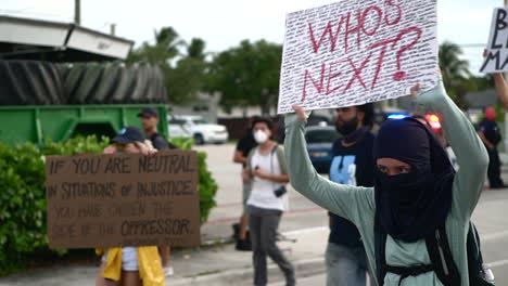 Manifestantes-Sosteniendo-Pancartas-Durante-La-Protesta-De-Black-Lives-Matter