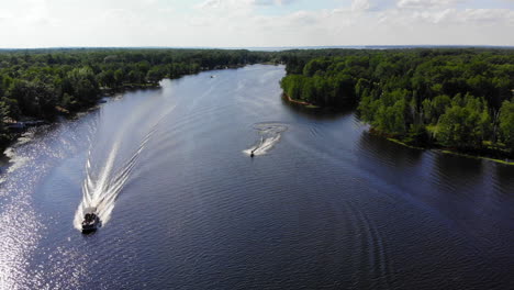 Drohnenaufnahmen-Von-Bootsfahrten-Und-Jetski-Auf-Einem-Kleinen-See-Im-Norden-Von-Michigan-Im-Sommer