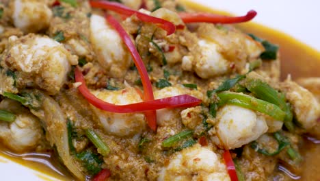 Nahaufnahmen-Von-Chill-Curry-Krabben-Im-Thailändischen-Stil,-Einem-Aromatischen-Und-Würzigen-Gericht