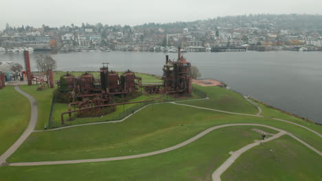Drohnen-Luftneigungsparallaxe-Um-Den-Gas-Works-Park,-Seattle,-WS