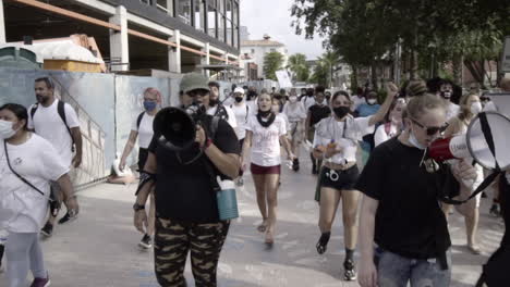 Personas-Caminando-Contra-El-Racismo-En-Una-Protesta-Del-Movimiento-De-Vidas-Negras-En-Julio-De-2020