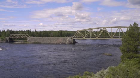 Eine-Alte-Eisenbahnbrücke-über-Einen-Fluss-In-Schweden