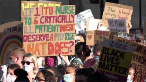 Mitarbeiter-Des-Nationalen-Gesundheitsdienstes-Und-Schlüsselkräfte-Stehen-Mit-Verschiedenen-Plakaten-Vor-Der-Downing-Street-Zum-Protest-Gegen-Lohngerechtigkeit