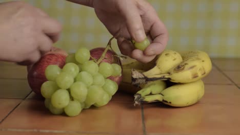 Recogiendo-Uvas-A-Mano-De-Una-Selección-De-Frutas-De-Tiro-Medio