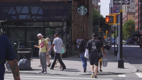 Gente-Cruzando-El-Paso-De-Peatones-Frente-Al-Starbucks-En-Astor-Place-En-La-Ciudad-De-Nueva-York