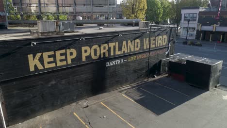 Historische-Luftaufnahmen-Des-Keep-Portland-Weird-Sign-Mit-Leeren-Straßen-Aufgrund-Von-Covid-19