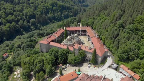 Flug-Zu-Einem-Historischen-Kloster-Im-Rila-Gebirge,-Bulgarien-Im-Sommer