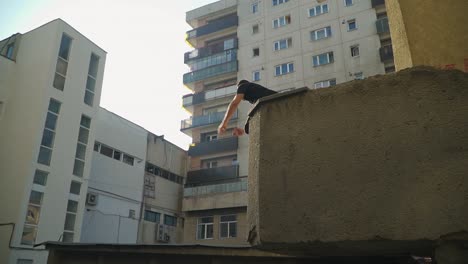Ein-Mann-Trainiert-Die-Kraft-Seiner-Beinmuskulatur-Bei-Seiner-Aktivität-Im-Parkour-Gebäude-In-Cluj,-Rumänien-–-Totale