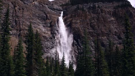 Ein-Großer-Wasserfall-Aus-Der-Ferne-Mit-Einem-Wald-Im-Vordergrund