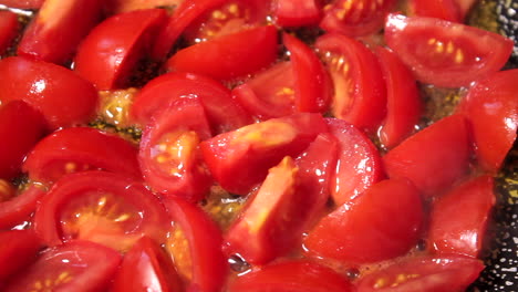 Cocinar-Tomates-En-Aceite-En-Una-Sartén