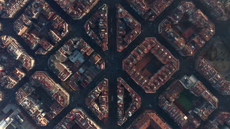 Luftaufnahme:-Barcelona-Drohnenaufnahme-Typischer-Stadtblöcke-In-Wunderschönem-Sonnenlicht-Mit-Stadtverkehr-[4k