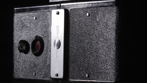 Vintage-Stereo-Fotokamera-Auf-Schwarzem-Hintergrund.drehend