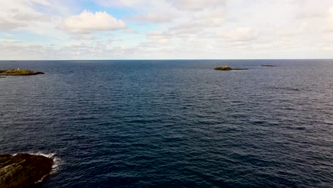 Pequeñas-Islas-Rocosas-Situadas-En-El-Helado-Océano-ártico-Del-Norte-De-Noruega