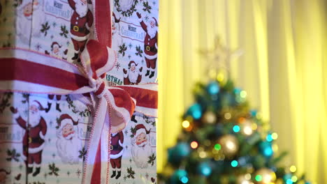 Weihnachtsgeschenk-Zu-Hause-In-Der-Winternacht-Und-Baum-Im-Hintergrund