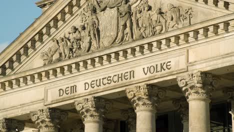 Nahaufnahme-Des-Deutschen-Reichstags-In-Berlin-Mit-Widmung-An-Der-Fassade