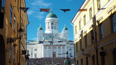 Vista-De-Una-Catedral-De-Helsinki-Desde-La-Calle-Entre-Los-Edificios