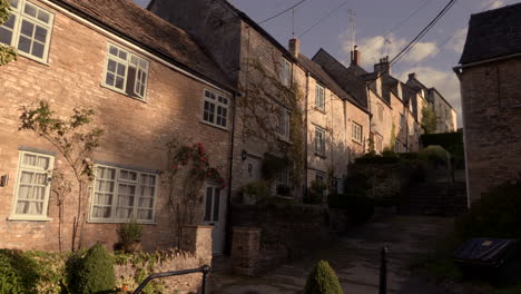 A-Cobbled-street-in-Tetbury,-Cotswold,-England,-the-UK-where-weavers-used-to-live-in-the-olden-days