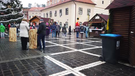 Brasov,-Rumänien---7.-Dezember-2019:-Menschen,-Die-Tagsüber-Auf-Dem-Alten-Platz-Spazieren,-Weihnachtsmarkt-In-Brasov,-Wintersaison,-Weihnachtsdekorationen