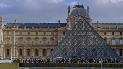 Dolly-Links-Fotografiert-Den-Eingang-Des-Lamellenmuseums-Mit-Glaspyramide-In-Paris