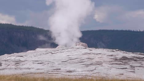 Eine-Nahaufnahme-Des-Alten-Treuen-Geysirs,-Der-Im-Yellowstone-Nationalpark-Dampft